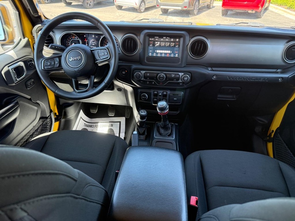 Jeep Wrangler Unlimited Vehicle Full-screen Gallery Image 06