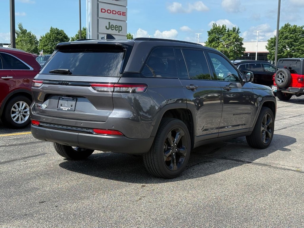 Jeep Grand Cherokee Vehicle Full-screen Gallery Image 03