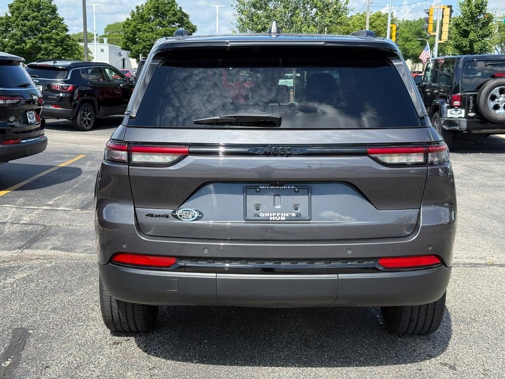 Jeep Grand Cherokee Vehicle Full-screen Gallery Image 04