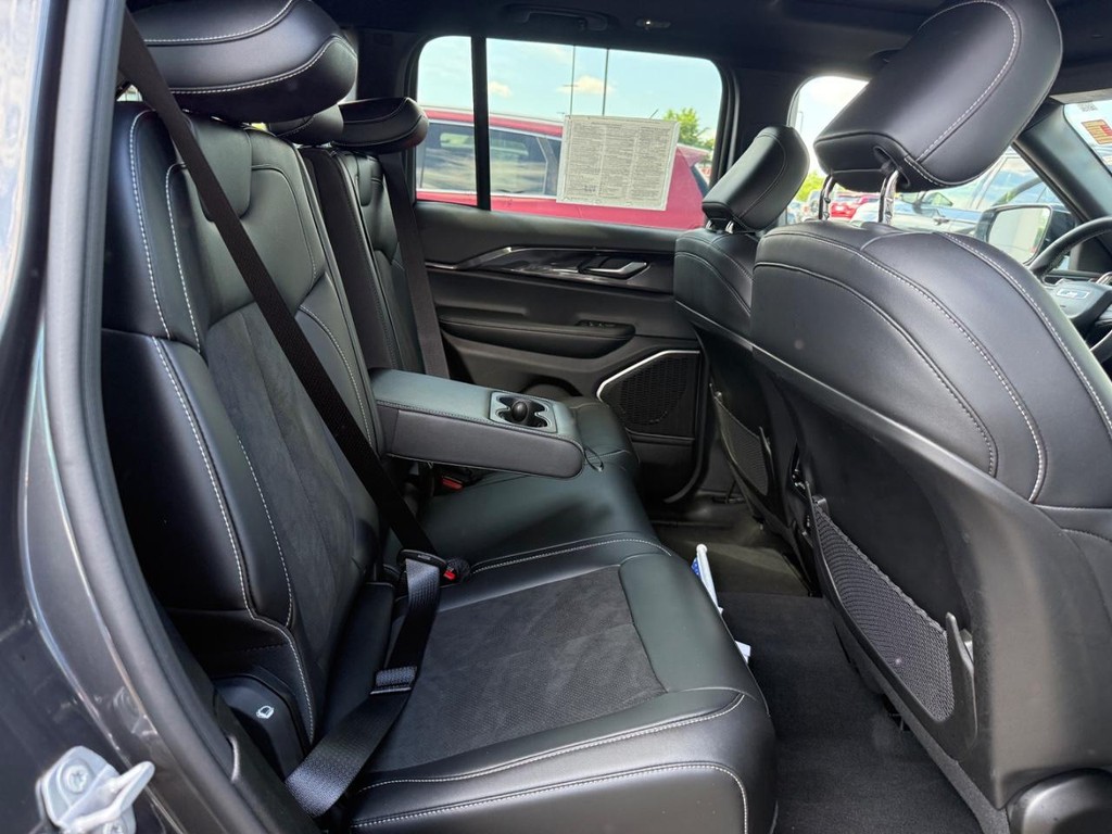 Jeep Grand Cherokee Vehicle Full-screen Gallery Image 07