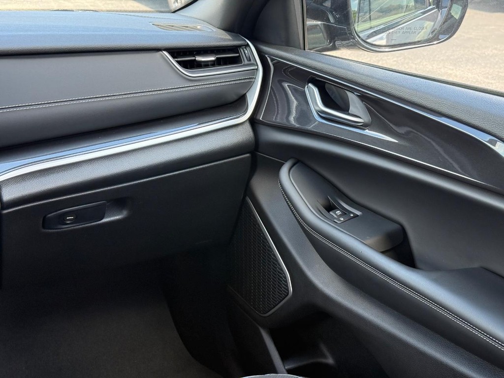 Jeep Grand Cherokee Vehicle Full-screen Gallery Image 12