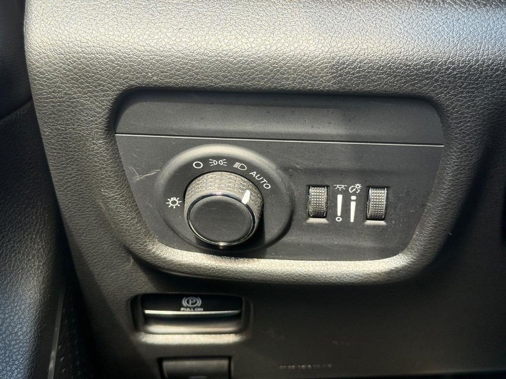 Jeep Grand Cherokee Vehicle Full-screen Gallery Image 21