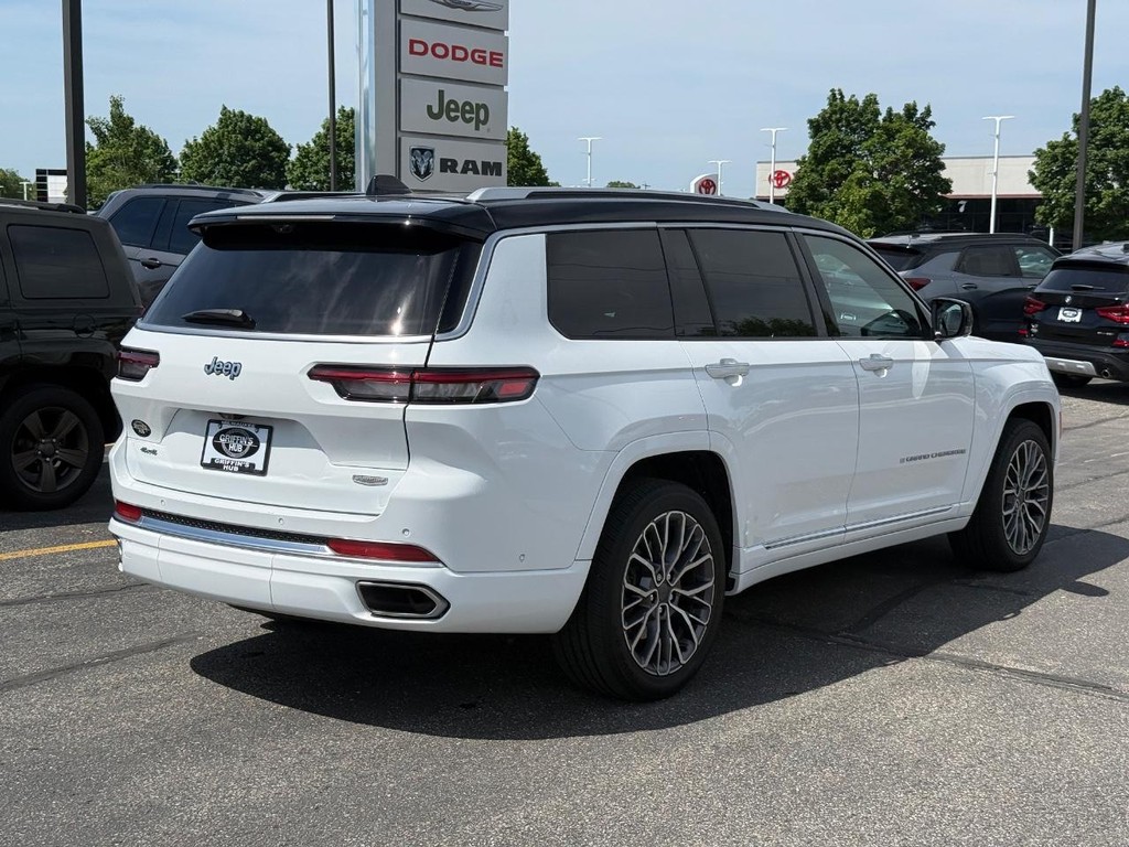 Jeep Grand Cherokee L Vehicle Full-screen Gallery Image 03