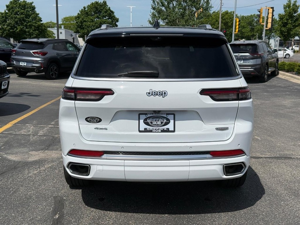 Jeep Grand Cherokee L Vehicle Full-screen Gallery Image 04