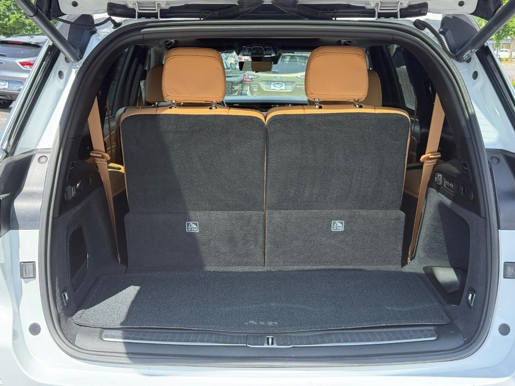 Jeep Grand Cherokee L Vehicle Full-screen Gallery Image 05