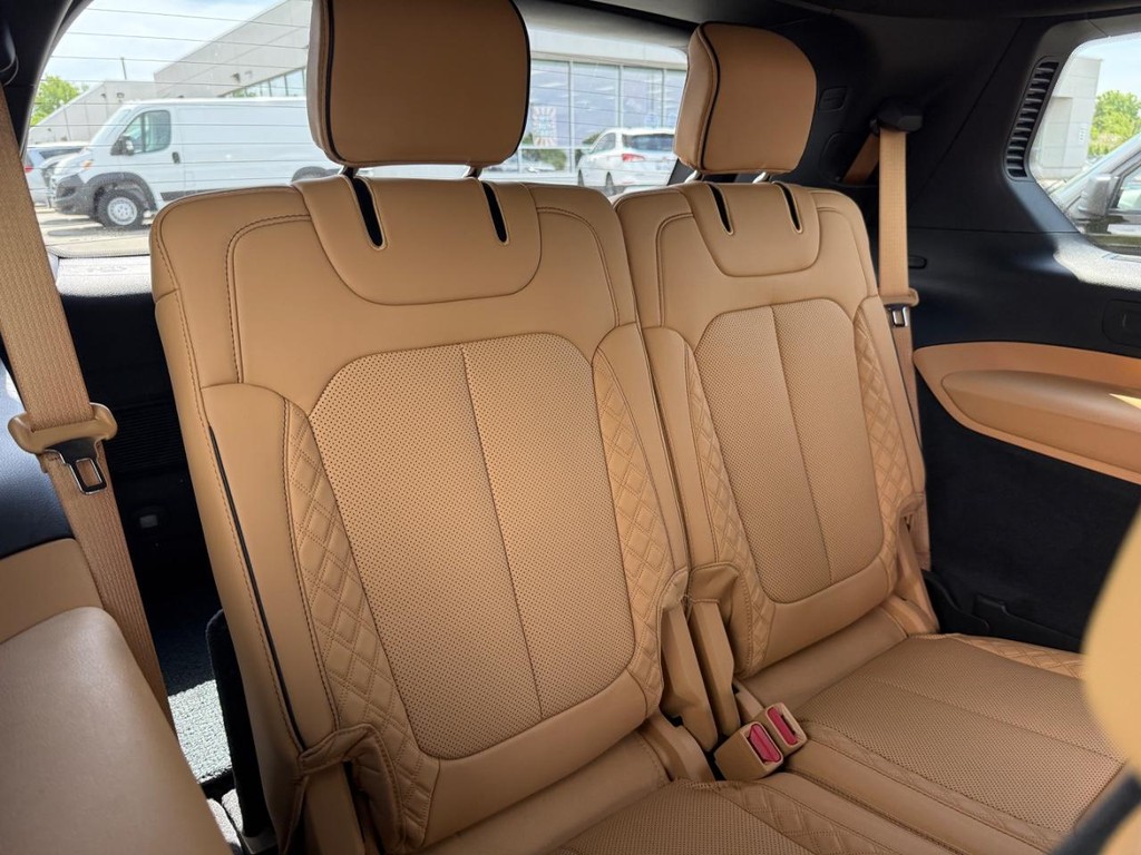 Jeep Grand Cherokee L Vehicle Full-screen Gallery Image 06