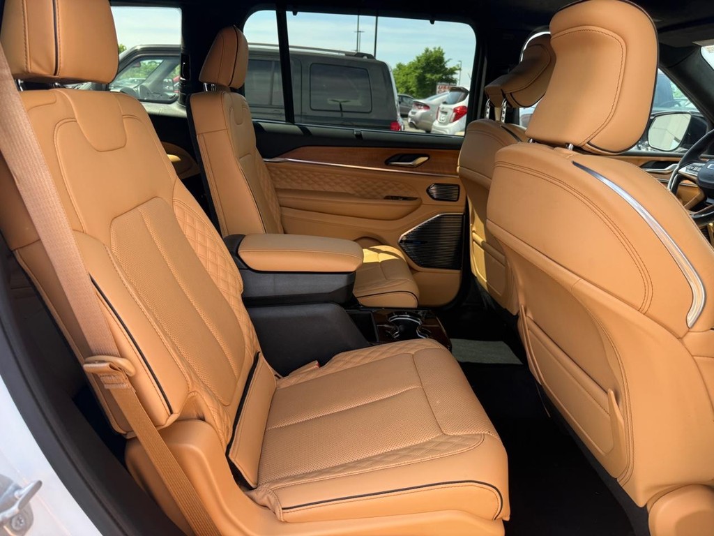 Jeep Grand Cherokee L Vehicle Full-screen Gallery Image 07