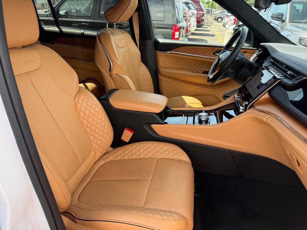 Jeep Grand Cherokee L Vehicle Full-screen Gallery Image 08