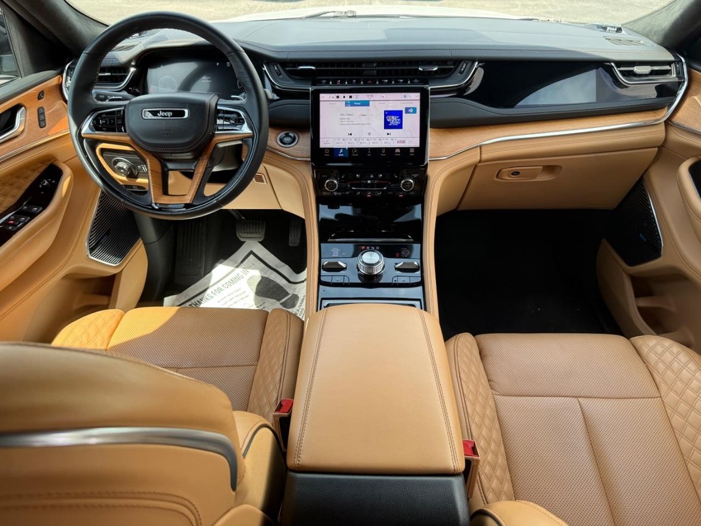 Jeep Grand Cherokee L Vehicle Full-screen Gallery Image 09