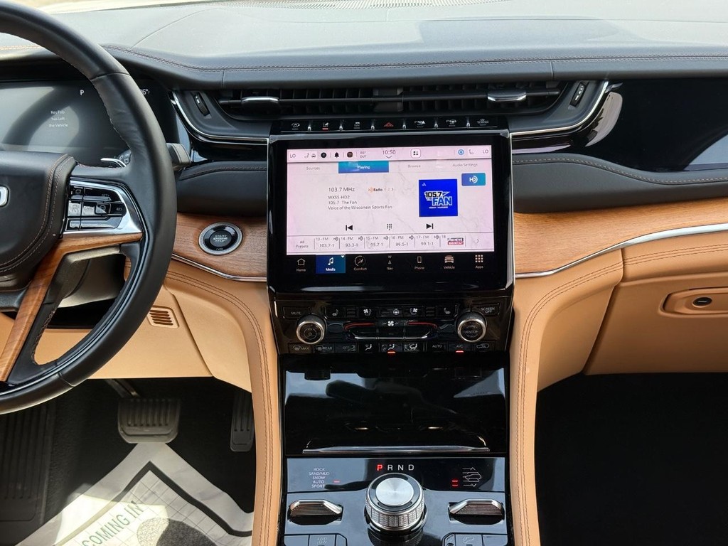 Jeep Grand Cherokee L Vehicle Full-screen Gallery Image 10