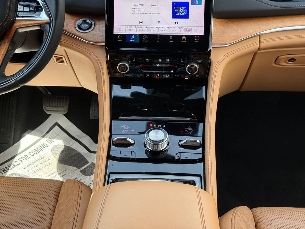 Jeep Grand Cherokee L Vehicle Full-screen Gallery Image 11