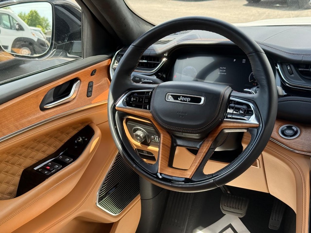 Jeep Grand Cherokee L Vehicle Full-screen Gallery Image 12