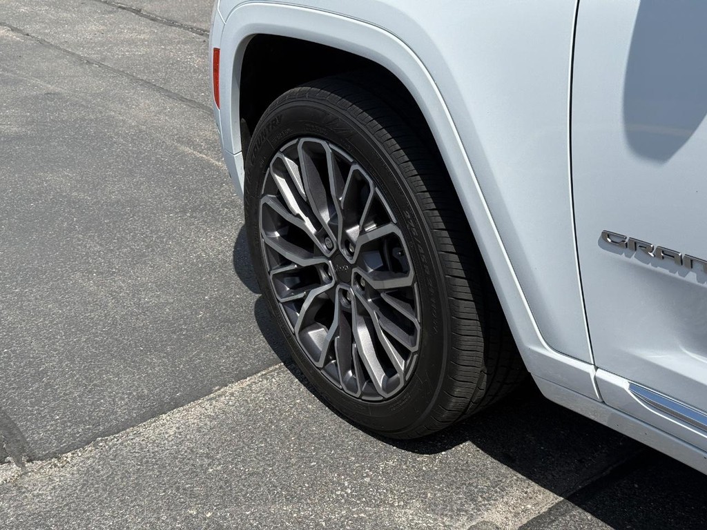 Jeep Grand Cherokee L Vehicle Full-screen Gallery Image 15