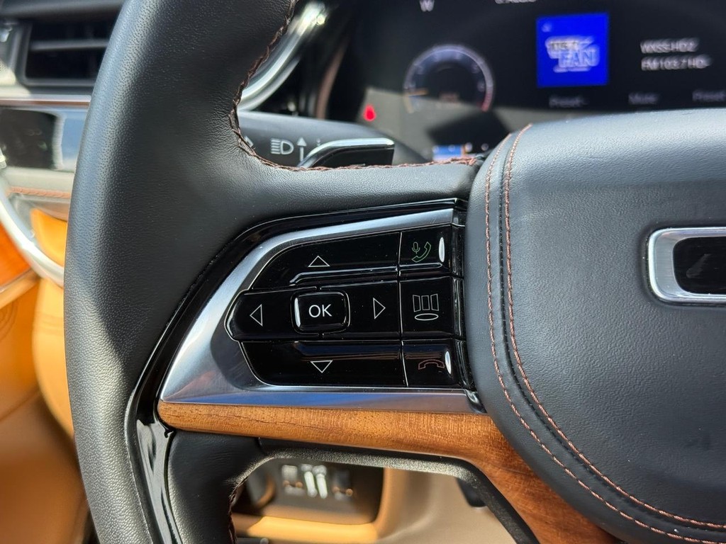 Jeep Grand Cherokee L Vehicle Full-screen Gallery Image 16