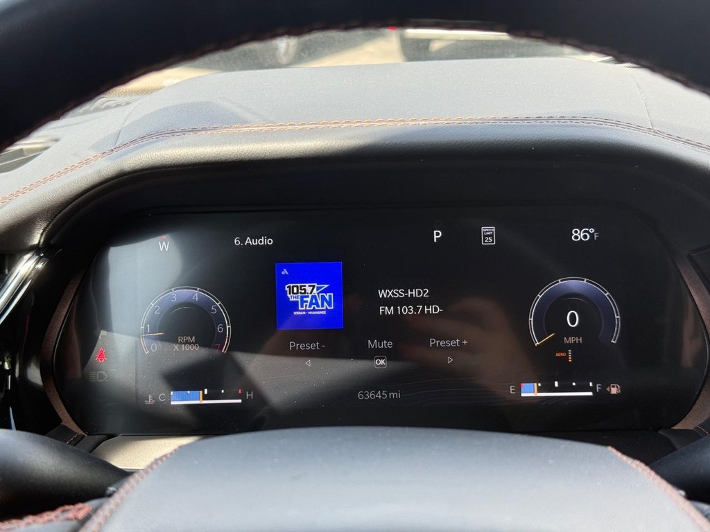 Jeep Grand Cherokee L Vehicle Full-screen Gallery Image 18