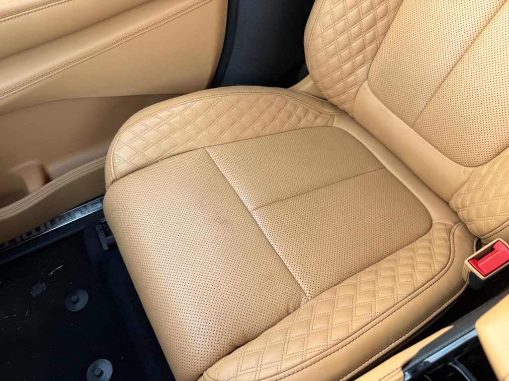 Jeep Grand Cherokee L Vehicle Full-screen Gallery Image 21