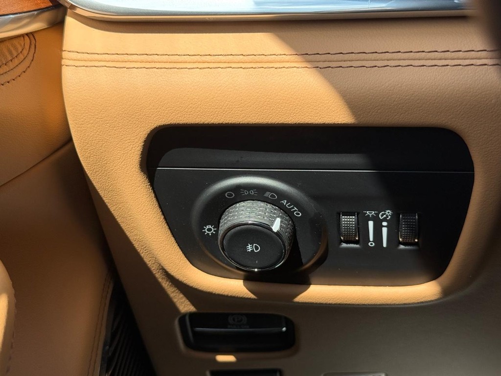 Jeep Grand Cherokee L Vehicle Full-screen Gallery Image 22