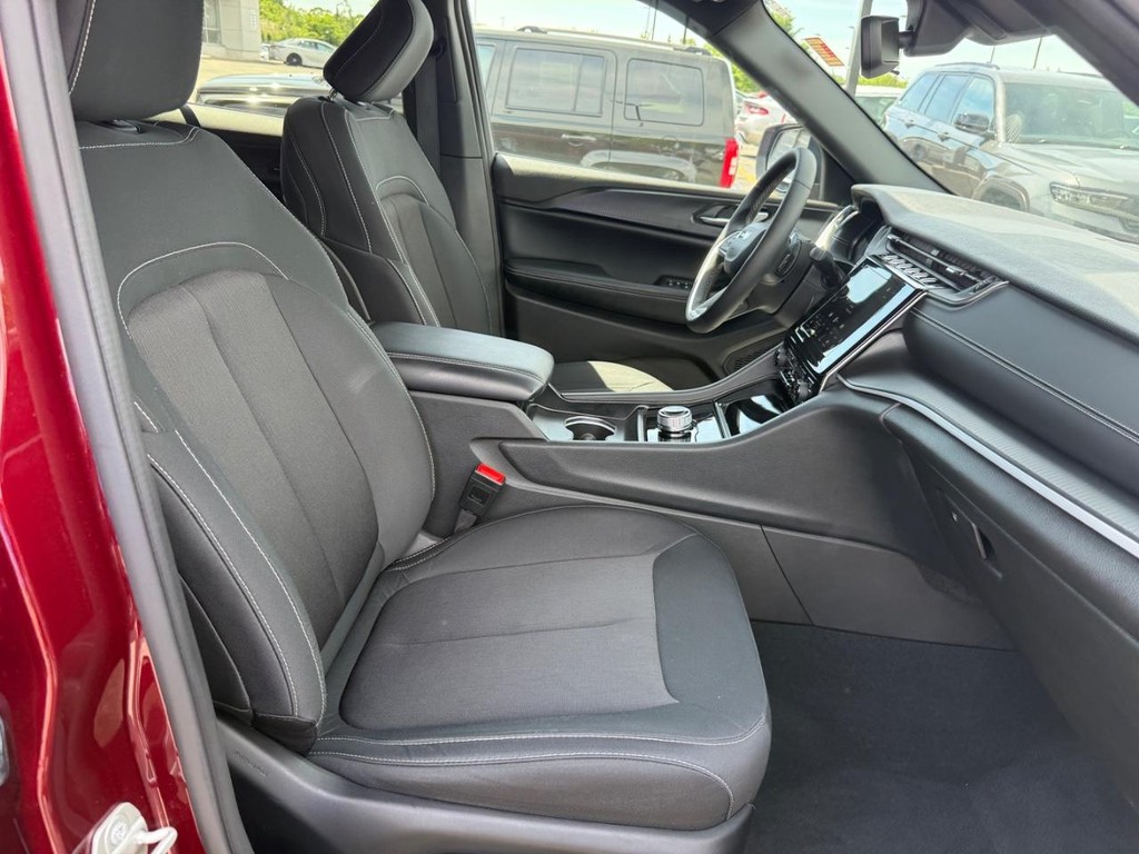 Jeep Grand Cherokee Vehicle Full-screen Gallery Image 03