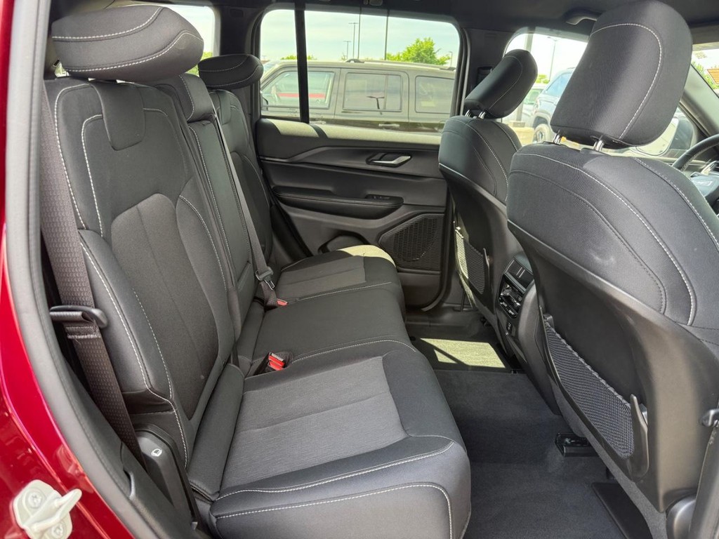 Jeep Grand Cherokee Vehicle Full-screen Gallery Image 09