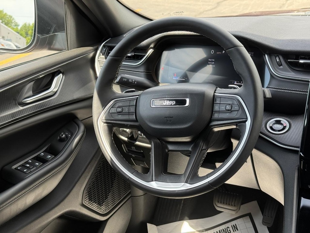 Jeep Grand Cherokee Vehicle Full-screen Gallery Image 11
