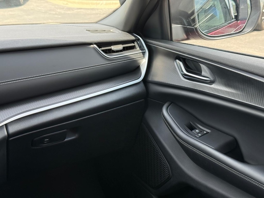Jeep Grand Cherokee Vehicle Full-screen Gallery Image 12