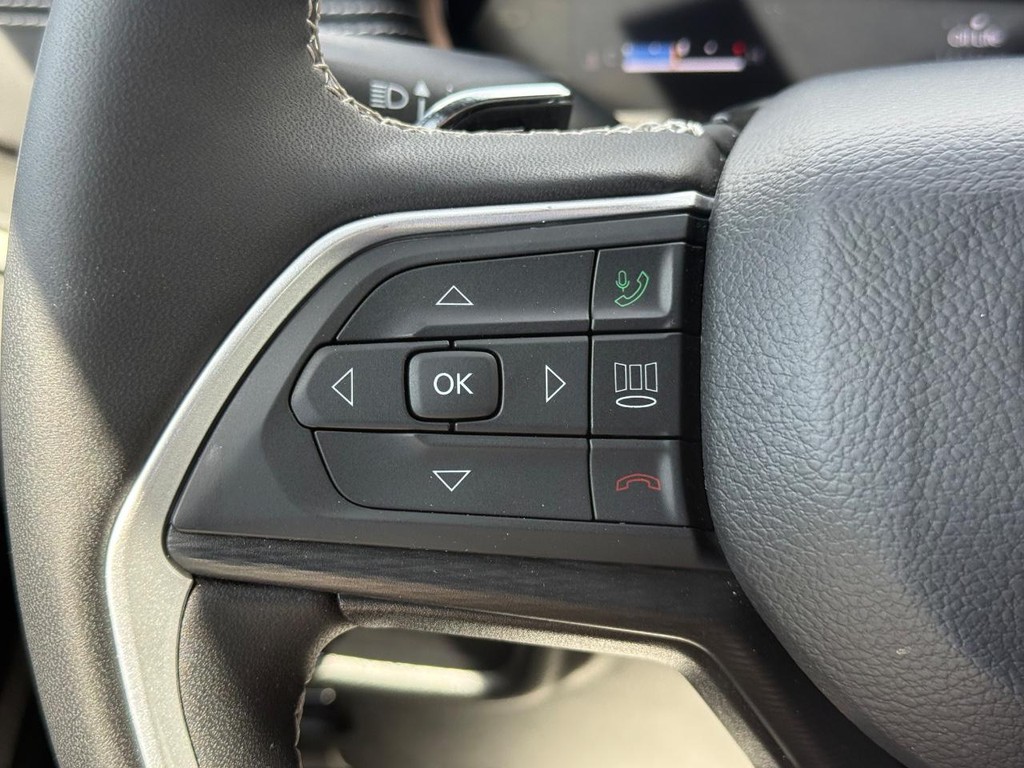 Jeep Grand Cherokee Vehicle Full-screen Gallery Image 16