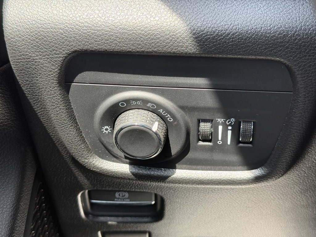 Jeep Grand Cherokee Vehicle Full-screen Gallery Image 21