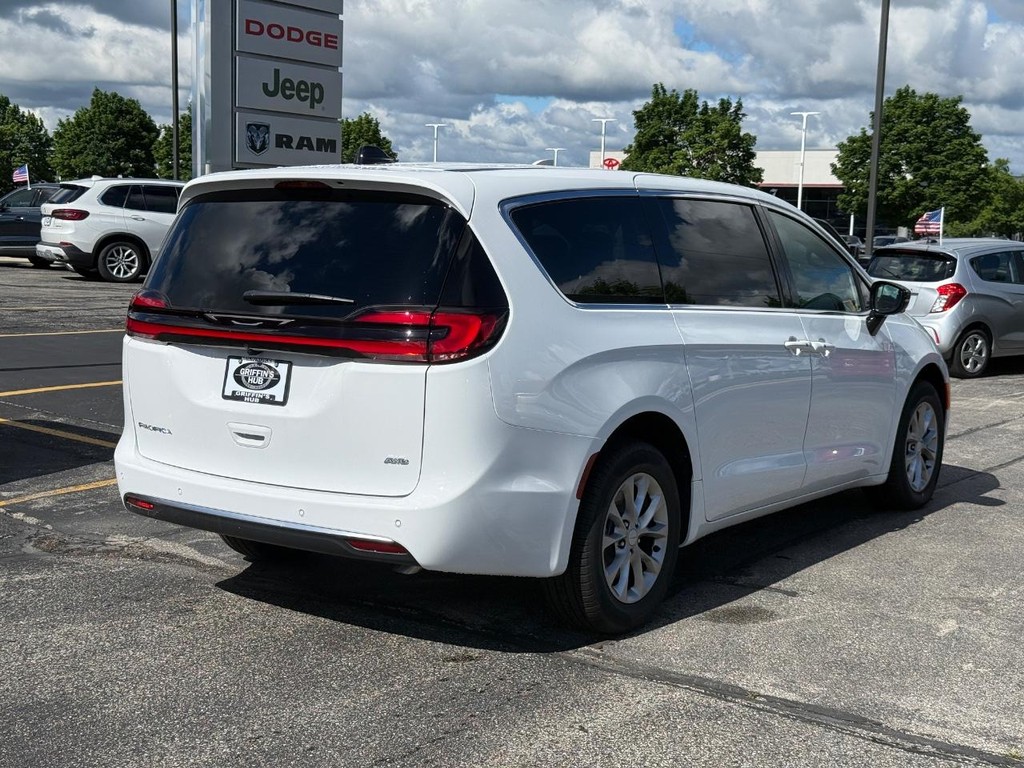 Chrysler Pacifica Vehicle Full-screen Gallery Image 03