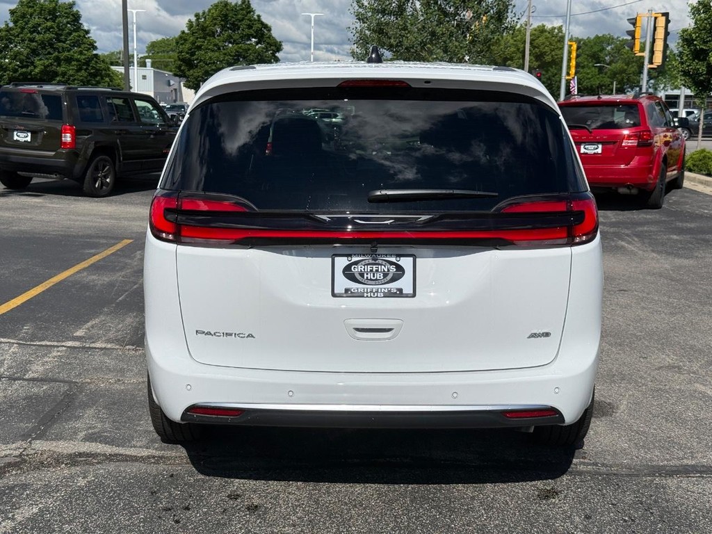 Chrysler Pacifica Vehicle Full-screen Gallery Image 04