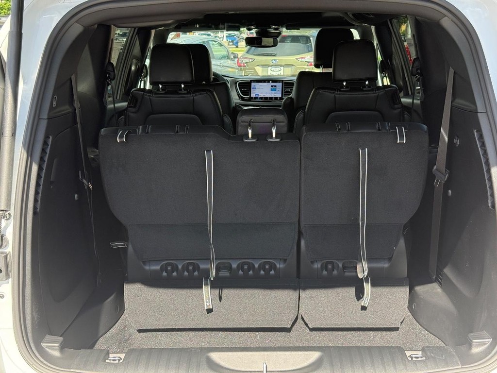 Chrysler Pacifica Vehicle Full-screen Gallery Image 05