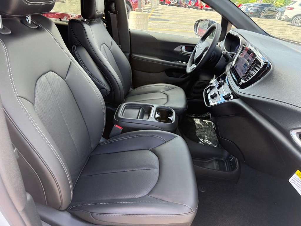 Chrysler Pacifica Vehicle Full-screen Gallery Image 06