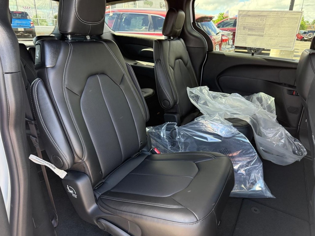 Chrysler Pacifica Vehicle Full-screen Gallery Image 07