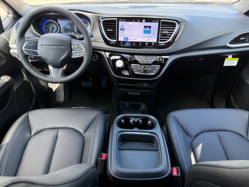 Chrysler Pacifica Vehicle Full-screen Gallery Image 09