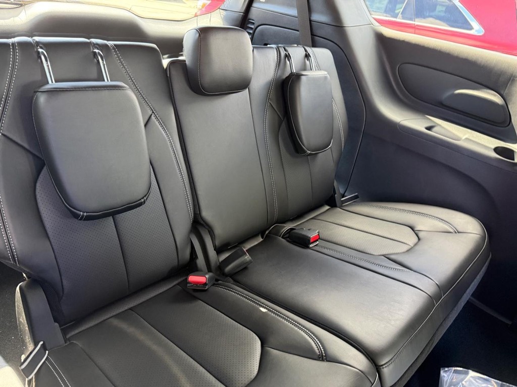 Chrysler Pacifica Vehicle Full-screen Gallery Image 10