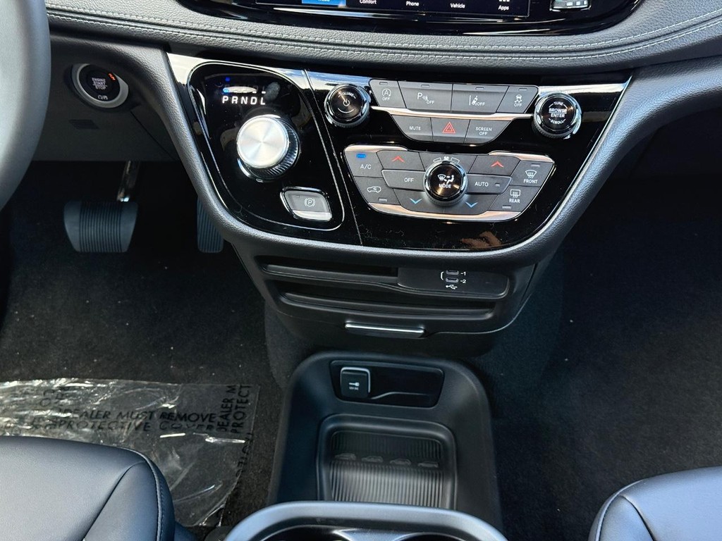 Chrysler Pacifica Vehicle Full-screen Gallery Image 11