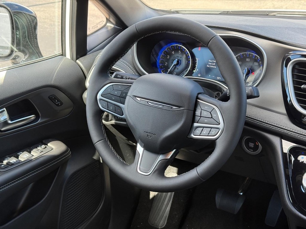 Chrysler Pacifica Vehicle Full-screen Gallery Image 12