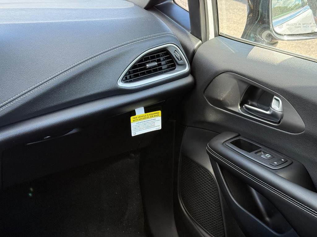 Chrysler Pacifica Vehicle Full-screen Gallery Image 13