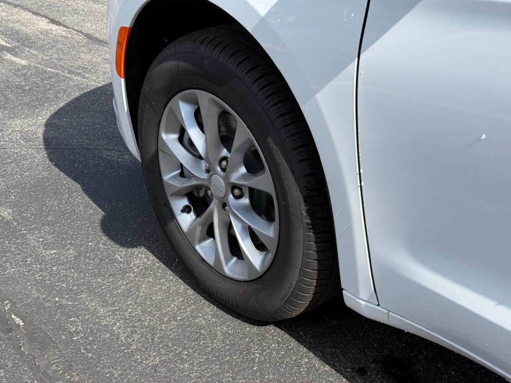 Chrysler Pacifica Vehicle Full-screen Gallery Image 14