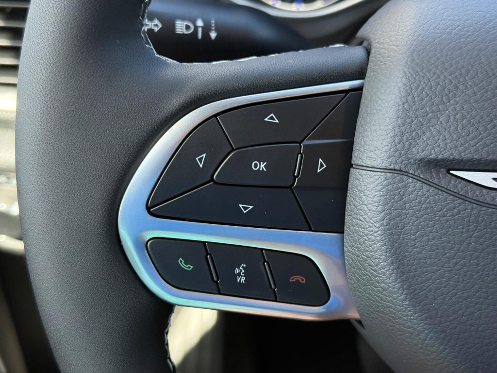 Chrysler Pacifica Vehicle Full-screen Gallery Image 15