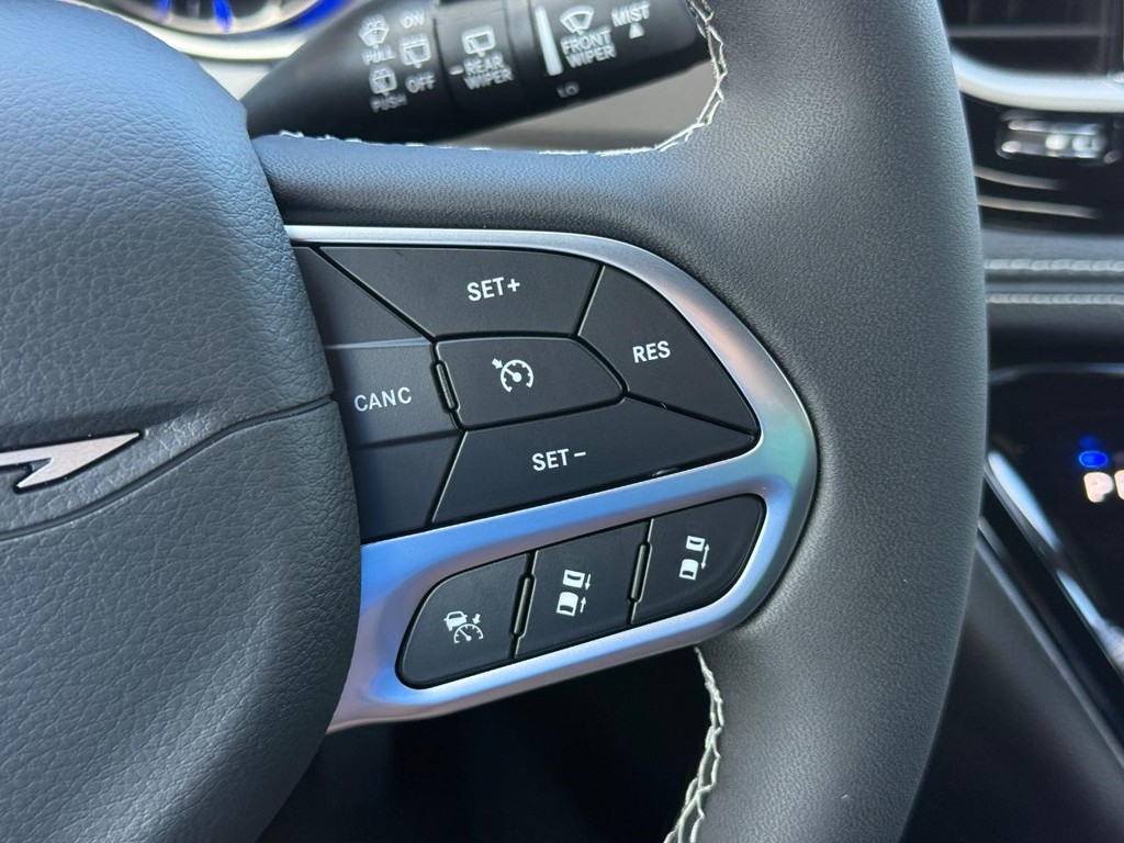 Chrysler Pacifica Vehicle Full-screen Gallery Image 16
