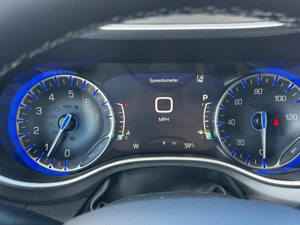 Chrysler Pacifica Vehicle Full-screen Gallery Image 17