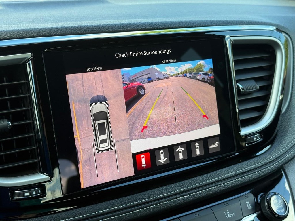 Chrysler Pacifica Vehicle Full-screen Gallery Image 18