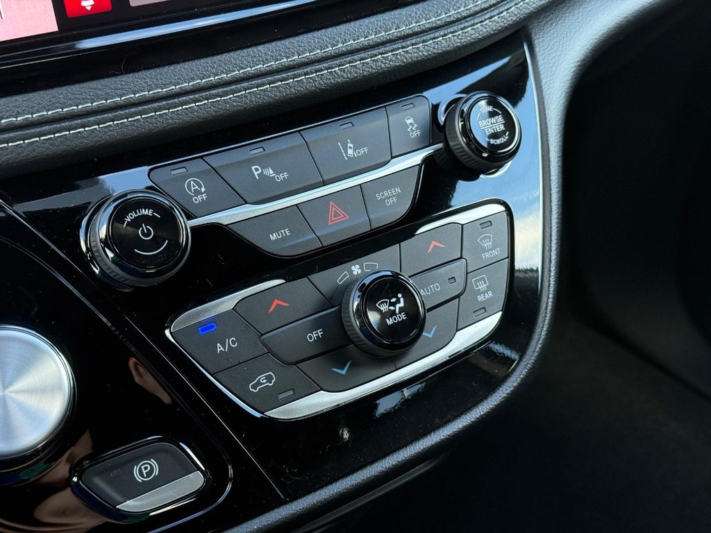 Chrysler Pacifica Vehicle Full-screen Gallery Image 19
