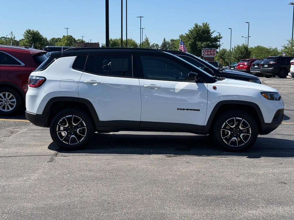 Jeep Compass Vehicle Full-screen Gallery Image 02