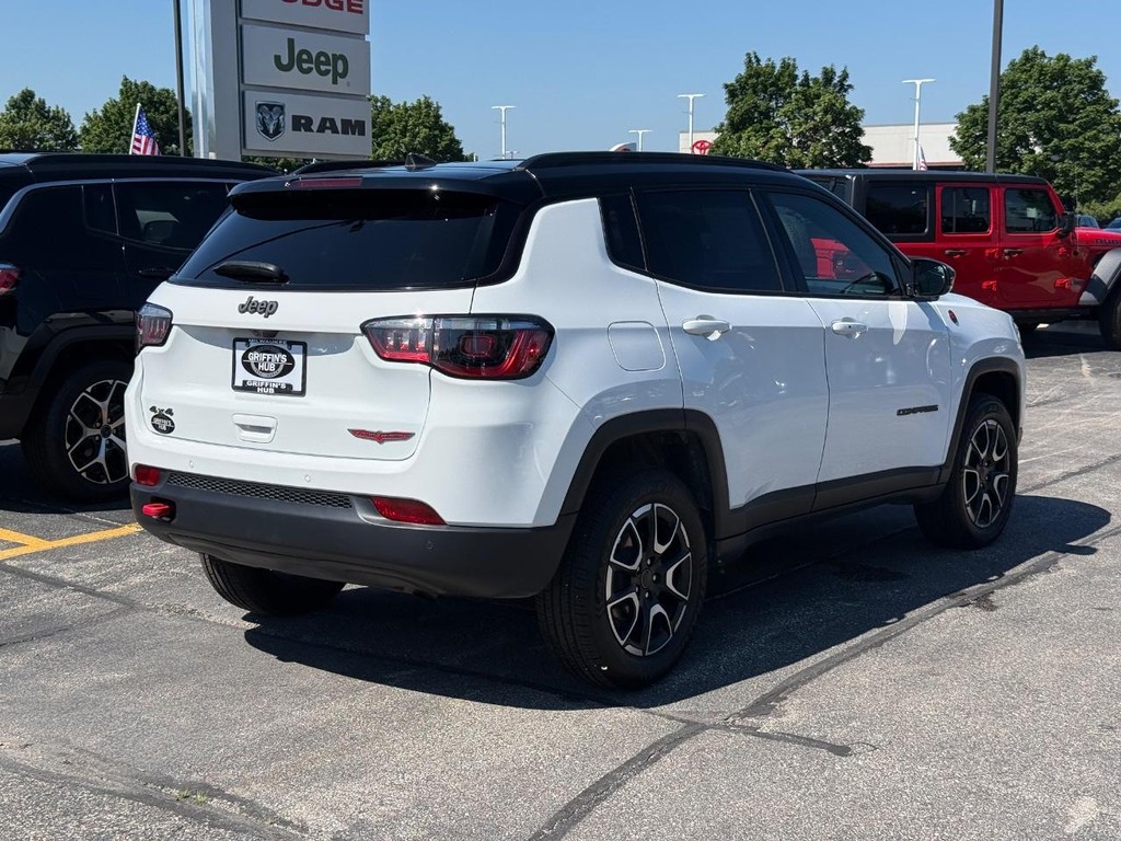 Jeep Compass Vehicle Full-screen Gallery Image 03