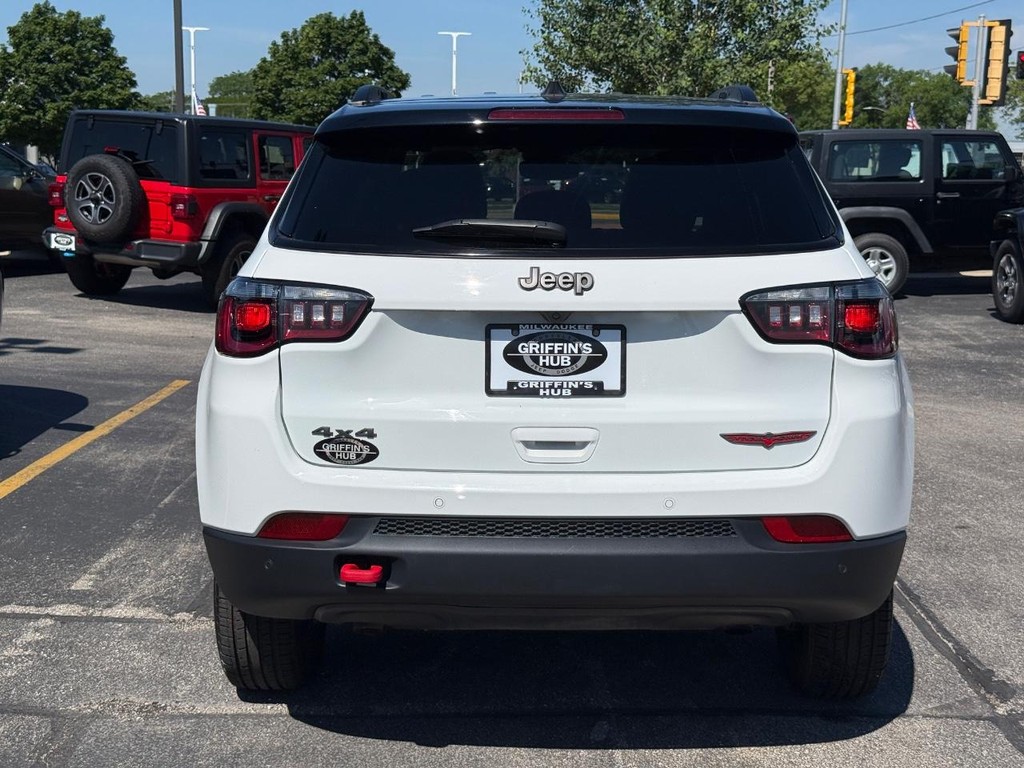 Jeep Compass Vehicle Full-screen Gallery Image 04
