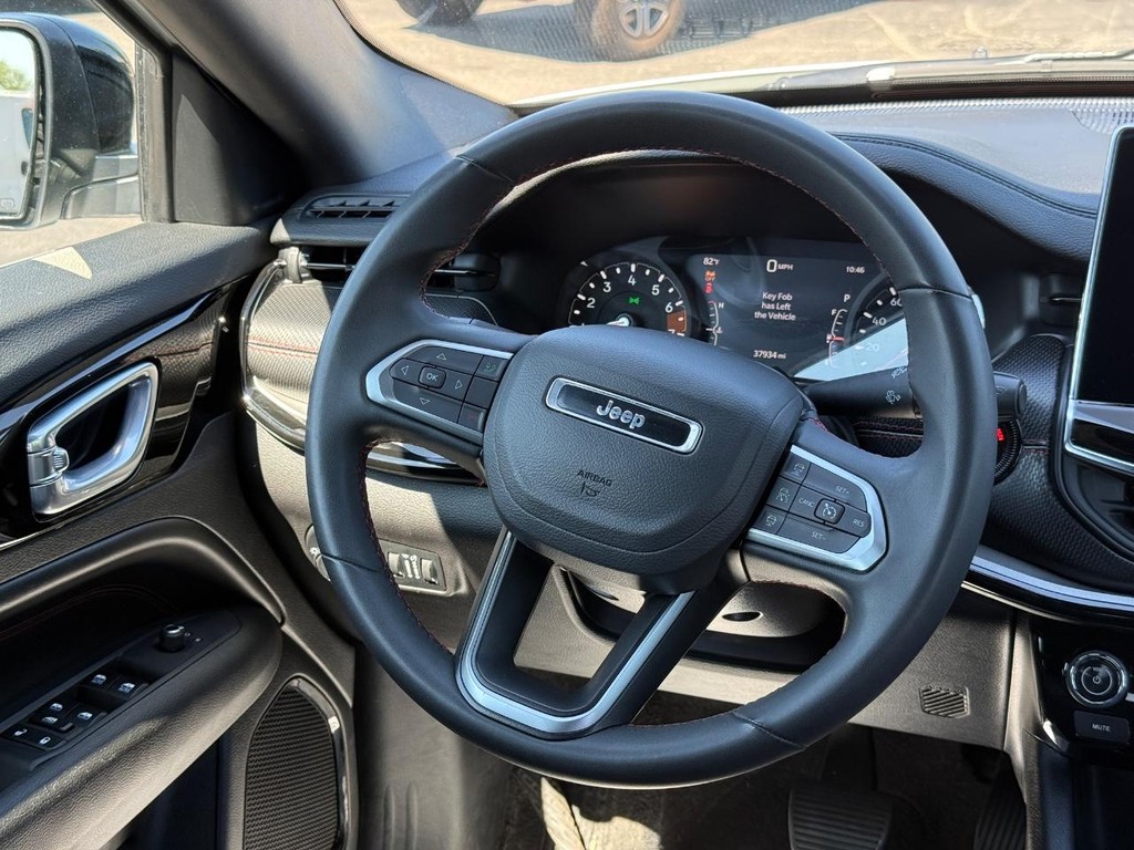 Jeep Compass Vehicle Full-screen Gallery Image 11