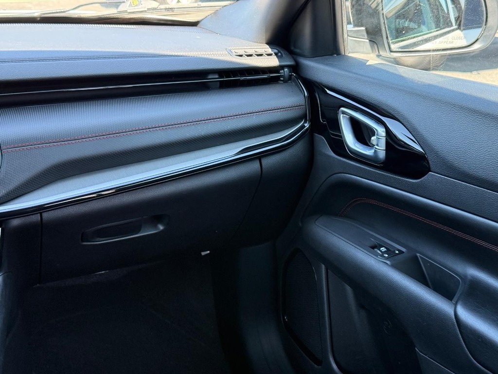 Jeep Compass Vehicle Full-screen Gallery Image 12