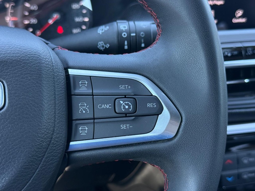 Jeep Compass Vehicle Full-screen Gallery Image 16
