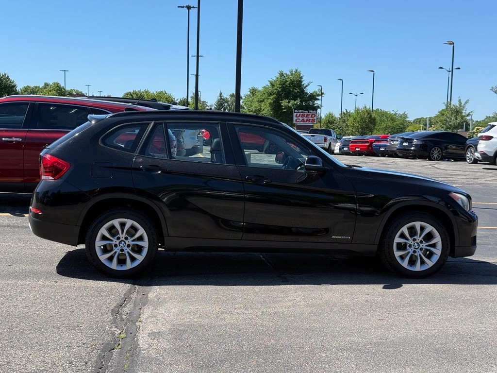 BMW X1 Vehicle Full-screen Gallery Image 02